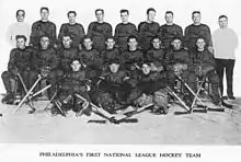 Photo de l'équipe des Quakers qui pose sur trois rangs.