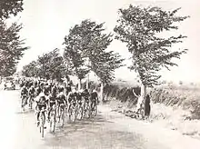 Photographie en noir et blanc d'un peloton groupé.
