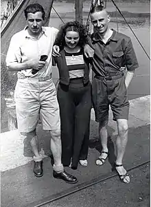 De gauche à droite, Lismonde, la peintre Marguerite Antoine et Fernand Cannoot, à Nieuport en août 1936 (photo Léon van Dievoet).