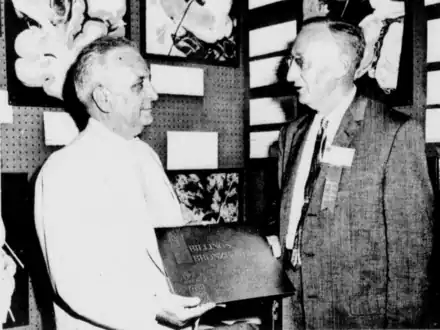 1959. Le professeur Philipp SCHWARTZ reçoit la Billing Bronze Medal de l'American Medical Association  par le docteur Stanley REIMAN.
