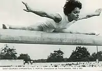 gymnaste en grand écart sur une poutre