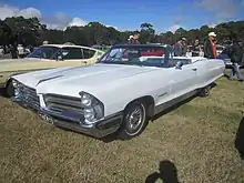 Une décapotable blanche