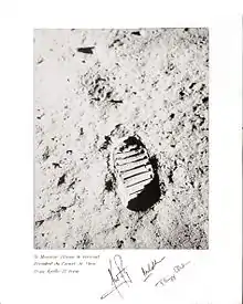 Dédicace du premier pas sur la Lune