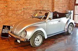 Une Coccinelle 1303 Cabriolet Karmann de 1976.