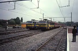 Train inaugural et quais en construction.