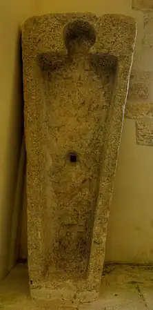 Sarcophage roman trapézoïdal à intérieur anthropomorphe et à loge céphalique.