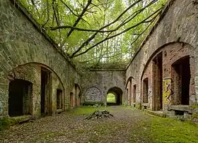 Fort d'Arches, la cour intérieure avec, de chaque côté, le casernement de paix. Photo : Thomas Bresson