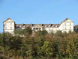 Vue du bâtiment de 1812 depuis le mémorial de la France combattante.
