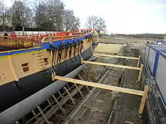 accore (marine) de maintien de la coque en cale sèche.