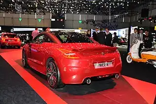 Photo d'un coupé rouge vue de trois-quarts arrière.