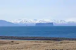 Drangey au milieu du Skagafjörður avec la Skagi au loin vus depuis Hofsós.