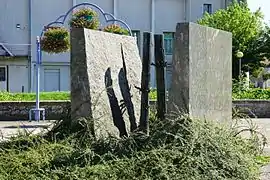 Bloc fondu en deux par des prêles métalliques.