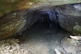 Une galerie de mine partiellement noyée.