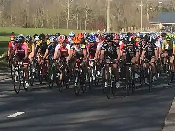 27&nbsp;km: Peloton groupé dans le Gellenberg