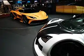Vue d'un Apollo Arrow avec un Gumpert Apollo, une voiture de sport du même constructeur.