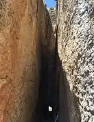 À l'intérieur du rocher coupé