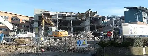 De gauche à droite : bâtiments D, I et C.