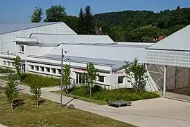 Bâtiment similaire, mais plus grand.