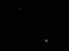 Éclipse et Mars vues de Chelsea (banlieue de Melbourne), Australie à 5 h 48 AEST (UTC+10).