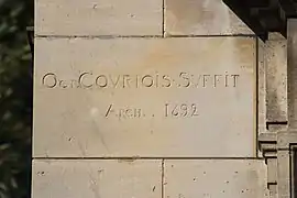 Signature de l'architecte sur le côté gauche de la façade principale, un phénomène qui se développe à compter de la fin du Second Empire.