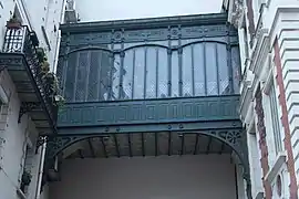 Passerelle entre deux immeubles au no&nbsp;7.