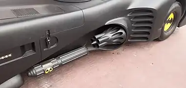 Vue sur le bas de caisse de la Batmobile et son armement.
