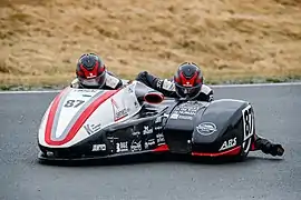 En course de side-car lors de IDM-Saison 2022 (de). Juillet 2022.