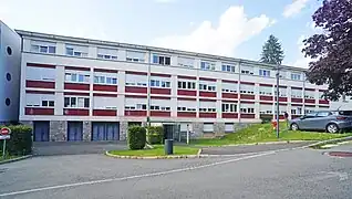 Le bâtiment de 1957, accueille la plupart des services.