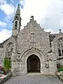 Église paroissiale Saint-Primel, porche et clocher.