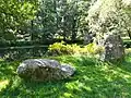 Pseudos-menhirs, dont un couché, près de l'Étang des Tailleurs.