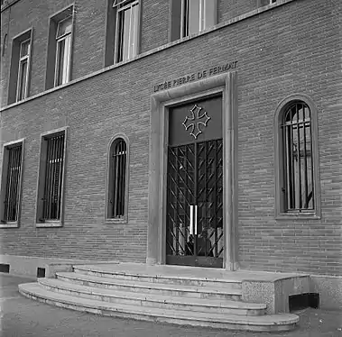 Croix occitane au-dessus d'une des entrées du Lycée, en 1964.
