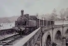 Un train du "Réseau breton" à voie métrique passant sur le viaduc en courbe franchissant l'Aulne à Châteaulin au début du XXe&nbsp;siècle 1