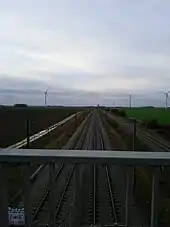 Ligne de chemin de fer et parc éolien.