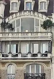 No&nbsp;27 bis : loggia et fenêtre en demi-lune.