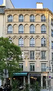 Façade « retour d'Égypte » sur la place du Caire.