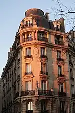 Au croisement avec la rue François-Ponsard.