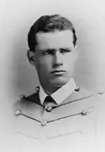 Portrait noir et blanc d'un jeune homme en habit militaire.