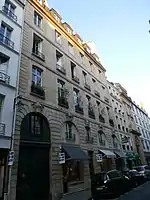 Façade du no 30 rue de Lille.