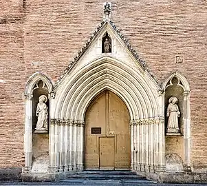 no&nbsp;12 bis : le portail de la façade ouest.