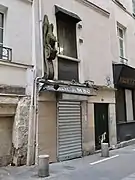 No&nbsp;31 avec son enseigne en bois.