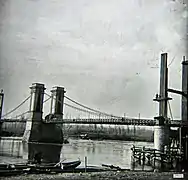 Début des travaux du nouveau pont dont on voit à droite une pile.