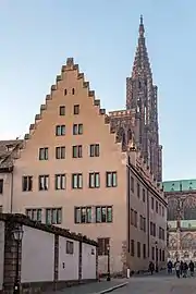 Angle avec la rue de Rohan (no&nbsp;3).