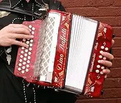 Accordéon diatonique à trois rangées de boutons et 12 boutons de basses.