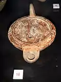 Lampe à huile en terre avec un relief de gladiateur (Ier ou IIe&nbsp;siècle)