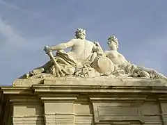Sur la fontaine, la rencontre de la Charente et de l'Océan.