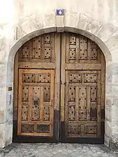 No&nbsp;4 : porte cloutée.