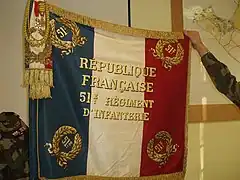Drapeau du 51e&nbsp;régiment d'infanterie de ligne avec sa cravate