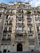 Immeuble du no&nbsp;5 (1912) vu depuis le square Alboni.