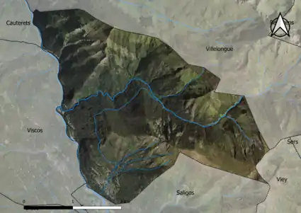 Photo aérienne en couleurs de la commune.