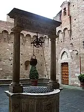 Le puits dans la cour portant l'inscription Micat in vertice («&nbsp;Je brille au firmament&nbsp;»), devise de la famille Chigi.